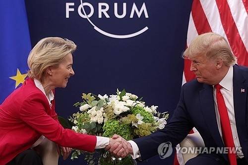 2020년 1월 21일 스위스 다보스에서 열리고 있는 제50회 세계경제포럼(WEF) 연례회의에 참석한 우르줄라 폰데어라이엔 유럽연합 집행위원장과 도널드 트럼프 미국 대통령이 악수하고 있다. <사진=로이터 연합뉴스>