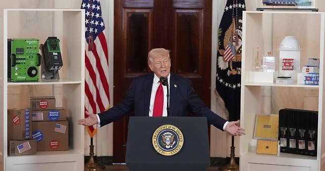 30일(현지시간) 도널드 트럼프 대통령이 대미 투자를 약속한 주요 글로벌 기업 최고경영자를 백악관에 초청해 진행한 ‘미국 투자’ 행사에서 발언하고 있다. 트럼프 대통령은 초청 대상 중 호세 무뇨스 현대차 사장 이름을 가장 먼저 거론하며 “땡큐”라고 인사했고 참석 대상이 아닌 삼성전자를 거론하며 “삼성조차 관세를 이겨내기 위해 매우 큰 공장을 건설할 것이라는 얘기를 들었다”고 환영했다. <AP 연합뉴스>