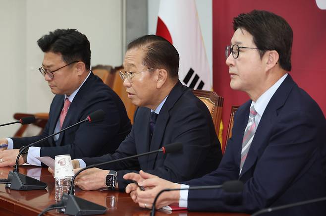 국민의힘 권영세 비상대책위원장(가운데)이 1일 서울 여의도 국회에서 공직선거법 위반 혐의로 기소된 더불어민주당 이재명 대선후보에게 무죄를 선고한 2심 판결이 대법원에서 유죄 취지로 파기 환송된 것과 관련해 기자회견을 하고 있다. [사진 = 연합뉴스]