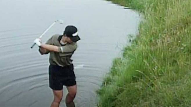 1998년 US여자오픈에서 박세리가 맨발로 골프공을 치고 있다. LPGA 유튜브 캡처