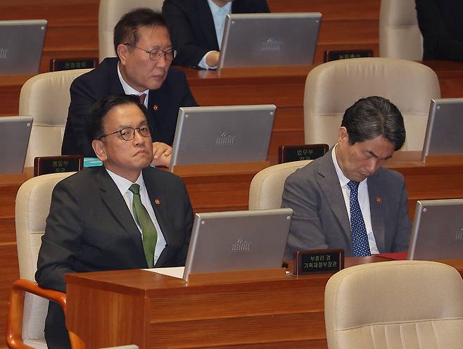 최상목 경제부총리 겸 기획재정부 장관(왼쪽)과 이주호 사회부총리 겸 교육부 장관이 1일 국회 본회의장에 앉아 있다.  연합뉴스