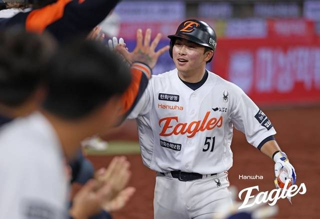 한화 문현빈이 4월 30일 대전 LG전에서 홈런을 친 뒤 기뻐하고 있다. 사진=한화 제공