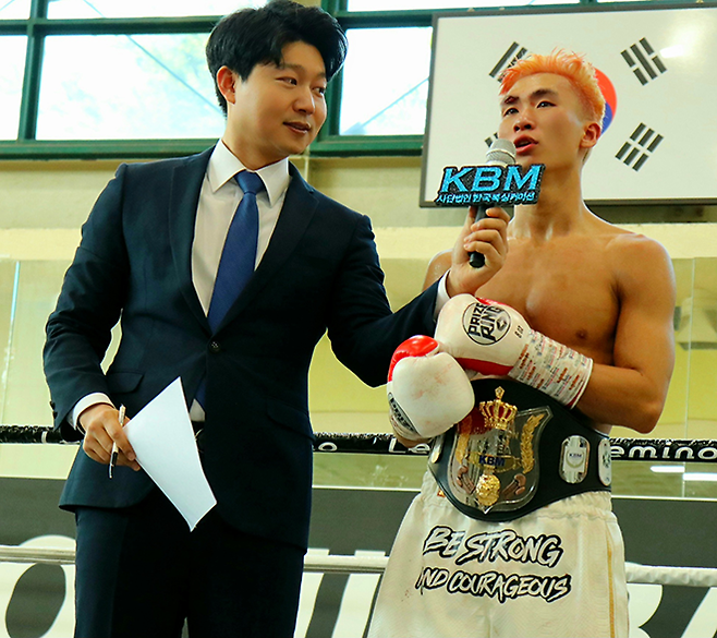 챔피언 심하녹이 2025년 4월 서울특별시 관악구민종합체육센터 KBM 페더급 타이틀 1차 방어전 승리 인터뷰를 하고 있다. 사진=한국복싱커미션