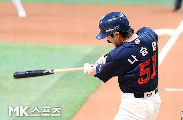 나승엽이 1일 고척 키움전에서 적시타를 치고 있다. 사진(고척 서울)=김영구 기자