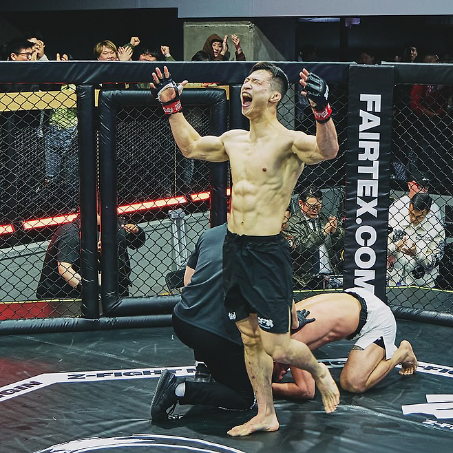 장윤성이 2025년 4월 서울특별시 스포모티브 Z-Fight Night Origin에서 UFC 3전 파이터 아베 다이치를 3라운드 TKO로 꺾은 후 포효하고 있다. 오른쪽은 손뼉을 치며 기뻐하는 정찬성 ZFN 대표 겸 코리안좀비MMA 관장. 사진=MCP ECC