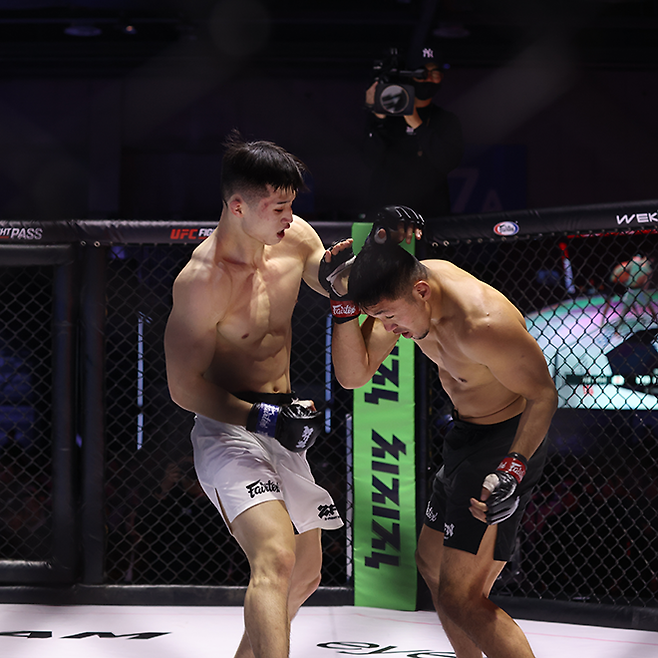 정찬성 제자 장윤성(왼쪽)이 ZFN 2 메인카드 제4경기에서 UFC 7경기 출신 사토 다카시를 공격하고 있다. 둘의 시합은 UFC Fight Pass로 세계 200여 나라에 생중계됐다. 사진=MCP ECC
