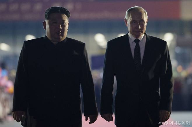 블라디미르 푸틴 러시아 대통령이 지난해 6월19일 베트남으로 출발을 하기 전에 평양 순안 공항에서 열린 작별식에 김정은 북한 국무위원장과 참석을 하고 있다. / AFP=뉴스1