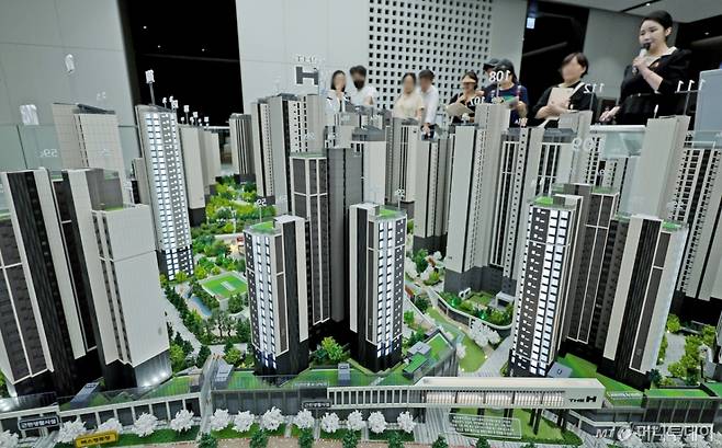 (서울=뉴스1) 장수영 기자 = 16일 서울 서초구에서 개관한 디에이치 방배 견본주택을 찾은 예비 청약자들이 아파트 단지 모형을 살펴보고 있다. 2024.8.16/뉴스1  Copyright (C) 뉴스1. All rights reserved. 무단 전재 및 재배포,  AI학습 이용 금지. /사진=(서울=뉴스1) 장수영 기자