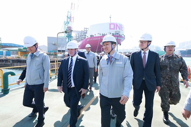 정기선 HD현대 수석부회장이 존 펠런 미 해군성 장관과 함께 HD현대중공업 특수선 야드를 둘러보며 건조 중인 함정들을 소개하고 있다 /사진제공=HD현대중공업
