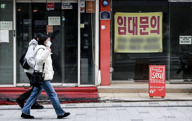 [서울=뉴시스] 정병혁 기자 = 8일 서울시내 상가에 임대문의 안내문이 붙어있다.   /사진=정병혁