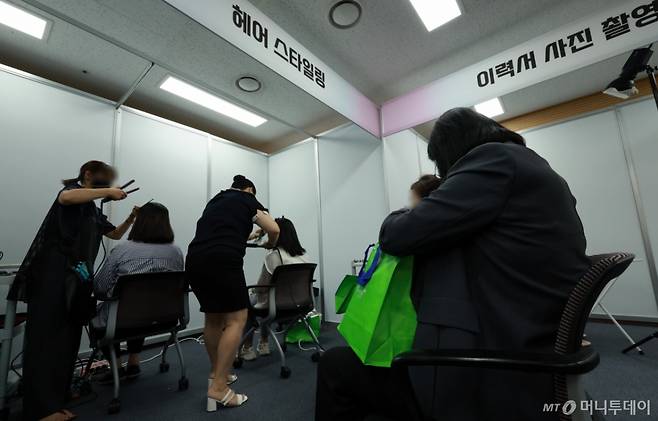 [서울=뉴시스] 고범준 기자 = 29일 오후 서울 영등포구 하이서울유스호스텔에서 열린 2024 서울우먼업 페어에서 구직자들이 헤어 스타일링과 이력서 사진 촬영을 하고 있다. 사진은 기사와 관련이 없음. 2024.08.29.  /사진=고범준