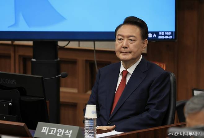 [서울=뉴시스] 사진공동취재단 = 12·3 비상계엄을 선포해 내란 우두머리 혐의로 재판에 넘겨진 윤석열 전 대통령이 21일 오전 서울 서초구 서울중앙지법 417호 법정에 앉아 재판 시작을 기다리고 있다. 2025.04.21. photo@newsis.com /사진=