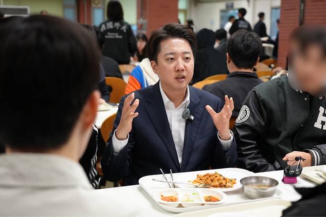 이준석 개혁신당 대통령 선거 후보가 서울 동대문구 한국외대에서 학생들과 학식을 먹으며 정치에 관한 대화를 하는 모습. /사진=개혁신당.