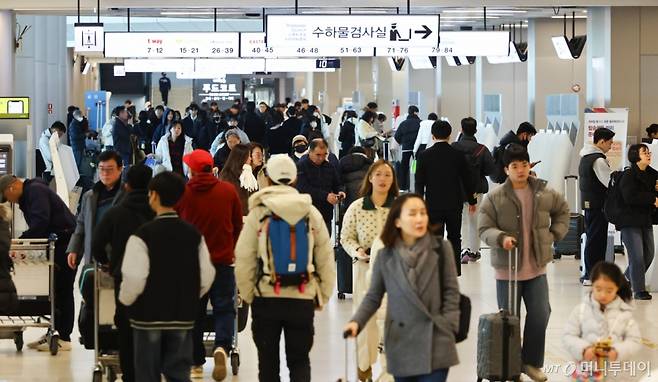 지난 2월 19일 서울 강서구 김포국제공항 국내선 청사가 봄방학 여행 성수기를 맞아 탑승객들로 붐비고 있다./사진= 뉴시스 /사진=황준선