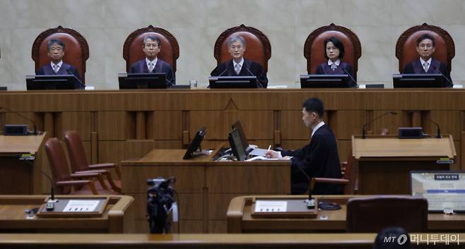 조희대 대법원장이 1일 오후 더불어민주당 이재명 대선 후보의 공직선거법 사건 전원합의체 선고를 위해 서울 서초구 대법원 대법정에 입장해 장내 정돈을 선언하고 있다. 2025.05.01. /사진=사진공동취재단(뉴시스)