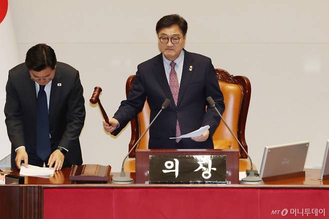 우원식 국회의장이 1일 오후 서울 여의도 국회에서 열린 본회의에서 최상목 경제부총리 겸 기획재정부장관의 사표 재가로 최 부총리 탄핵소추안 투표중지 및 투표 불성립을 선언하고 있다. 2025.5.1/뉴스1  Copyright (C) 뉴스1. All rights reserved. 무단 전재 및 재배포,  AI학습 이용 금지.