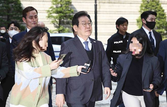 이재명 더불어민주당 대선 후보가 공직선거법상 허위사실공표 혐의로 대법원 상고심 선고를 앞둔 가운데 법안의 실효성과 입법 논란이 재조명 되고 있다. 사진은 이 후보가 지난달 8일 오전 서울 서초구 서울중앙지방법원에서 열린 공판에 출석하는 모습. /사진=뉴시스