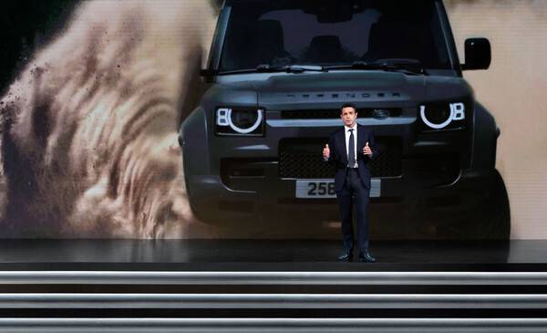 로빈 콜건 JLR 코리아 대표가 고객 신뢰 강화를 위한 '원(ONE)' 전략을 발표하고 있다.