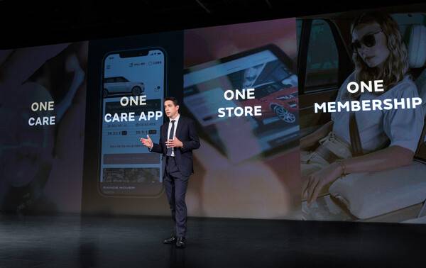 로빈 콜건 JLR 코리아 대표가 고객 신뢰 강화를 위한 '원(ONE)' 전략을 발표하고 있다.