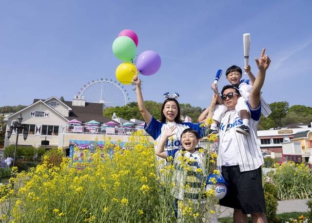 에버랜드는 포시즌스가든에서 프로야구를 생중계로 즐기는 이벤트를 진행한다. 이에 맞춰 오는 3일 삼성 라이온즈 팀은 에버랜드의 판다가족 바오패밀리가 그려진 유니폼을 입고 출전한다.