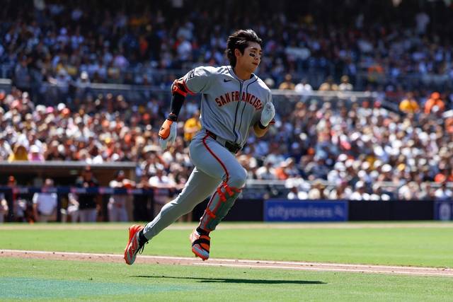 샌프란시스코 자이언츠의 이정후가 1일 오전(한국시간) 미국 캘리포니아주 샌디에이고 펫코파크에서 열린 MLB 샌디에이고 파드리스전에서 4회 초 플라이 타구를 날린 뒤 전력질주를 하고 있다.  AP 연합뉴스