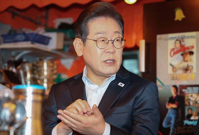 이재명 더불어민주당 대선 후보가 1일 서울 종로구의 한 포차 식당에서 ‘당신의 하루를 만드는, 보이지 않는 영웅들’이란 주제로 배달 라이더, 택배 기사 등 비(非)전형 노동자들과 간담회를 하고 있다. 연합뉴스