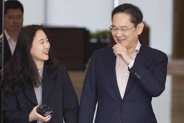 일본 출장을 마친 이재용 삼성전자 회장이 지난달 9일 강서구 서울김포비즈니스항공센터(SGBAC)를 통해 귀국하고 있다.  연합뉴스