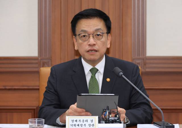 최상목 부총리 겸 기획재정부 장관이 1일 서울 종로구 정부서울청사에서 열린 경제관계장관회의 겸 산업경쟁력강화 관계 장관회의에서 발언하고 있다. 연합뉴스