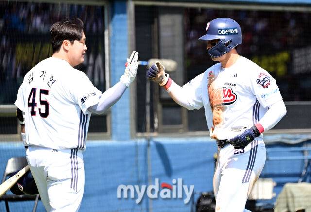 2025년 4월 26일 오후 서울 잠실구장에 진행된 '2025 신한 SOL뱅크 KBO 리그' 롯데 자이언츠와 두산 베어스의 경기. 두산 2루 주자 강승호가 2회말 1사 2루서 오명진의 1타점 적시타 때 홈을 밟고 김기연의 축하를 받고 있다./마이데일리