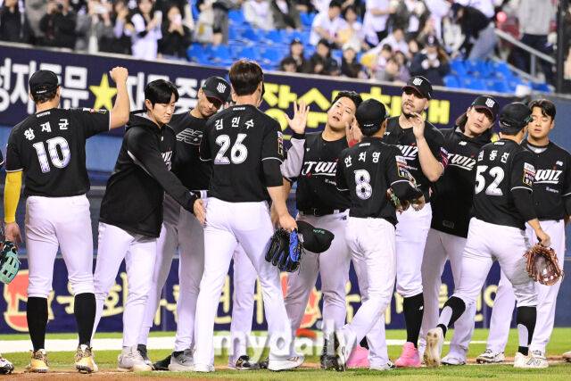 kt 선수들이 두산을 상대로 8-3으로 승리한 뒤 하이파이브를 하고 있다.