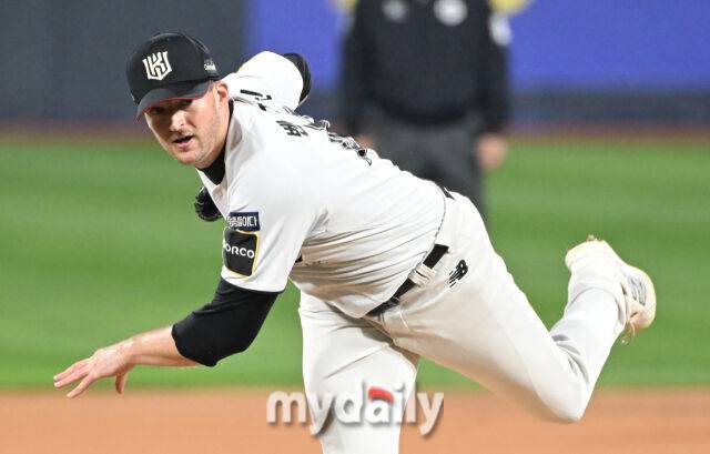 kt 벤자민이 8일 오후 경기도 수원시 조원동 수원kt위즈파크에서 진행된 '2024 프로야구 KBO리그 포스트시즌' 준플레이오프 3차전 kt위즈와 LG트윈스의 경기에 선발등판해 역투하고 있다./마이데일리