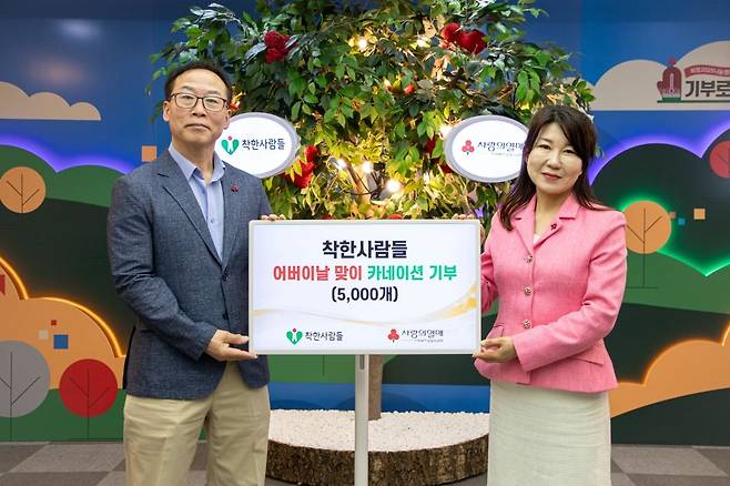 착한사람들 서태호(왼쪽) 대표가 어버이날을 앞두고 카네이션 5천송이 기부 전달식을 갖고 있다.