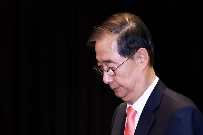 한덕수 대통령 권한대행 국무총리가 30일 서울 여의도 중소기업중앙회에서 열린 ‘중소기업 규제혁신 현장 소통 간담회’에서 참석자와 기념촬영을 위해 단상으로 향하고 있다.[연합]
