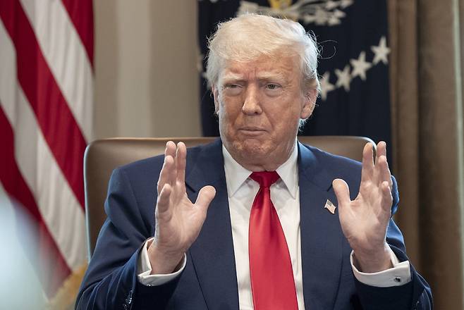 도널드 트럼프 미국 대통령이 30일(현지시간) 백악관에서 열린 내각 회의에 참석해 발언하고 있다. [EPA]