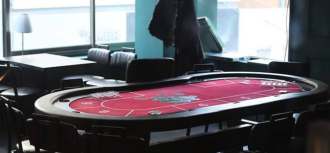 경찰이 홀덤펍에서 성행하는 불법 도박행위를 근절하기 위해 앞으로 4개월간 집중 단속에 나선다. [연합]