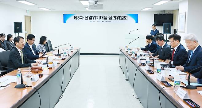 안덕근(왼쪽 첫번째) 산업통상자원부 장관이 지난달 30일 서울 여의도 전력기반센터에서  열린 ‘제3차 산업위기대응심의위원회’를 주재하고 있다.［산업통상자원부 제공］