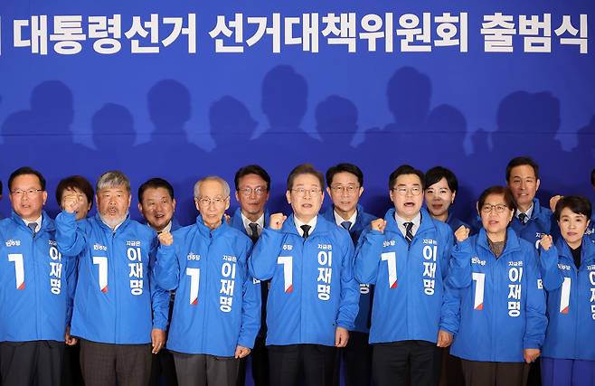 30일 서울 여의도 국회 의원회관에서 열린 더불어민주당 제21대 대통령선거 ‘진짜 대한민국’ 중앙선거대책위원회 출범식에서 이재명 대선 후보, 윤여준·박찬대 상임 총괄선대위원장 등 참석자들이 기념촬영을 하고 있다. [연합]