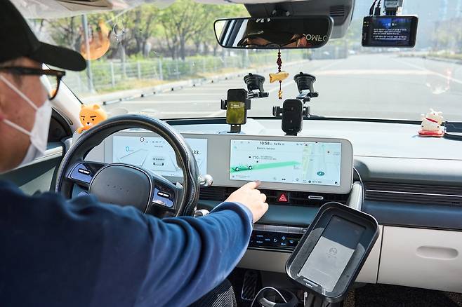 아이오닉 5 차주 이영흠 씨가 차량을 조작하고 있다. [현대차 제공]