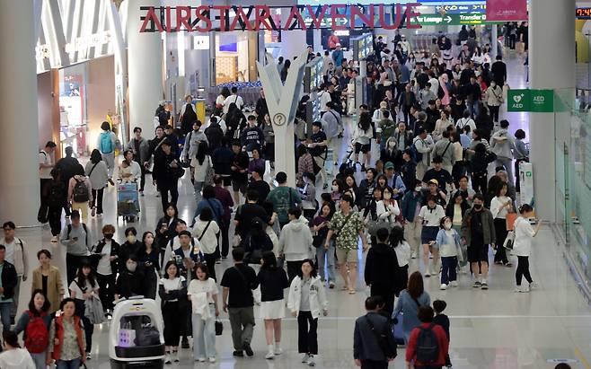 5월 황금연휴를 앞둔 1일 인천국제공항 제1여객터미널 출국장 내 면세점 구역이 승객들로 북적이고 있다. [연합]