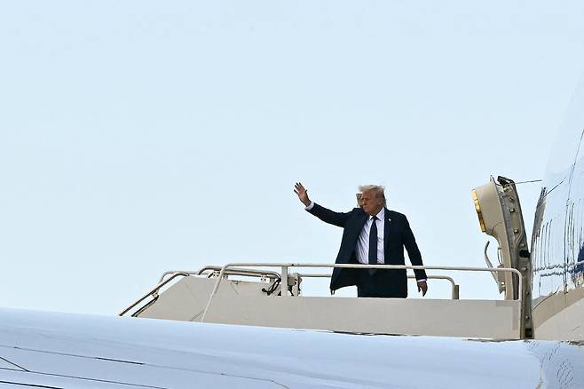 도널드 트럼프 미국 대통령이 자신의 전용기에 오르며 손을 흔들고 있다. [AFP]
