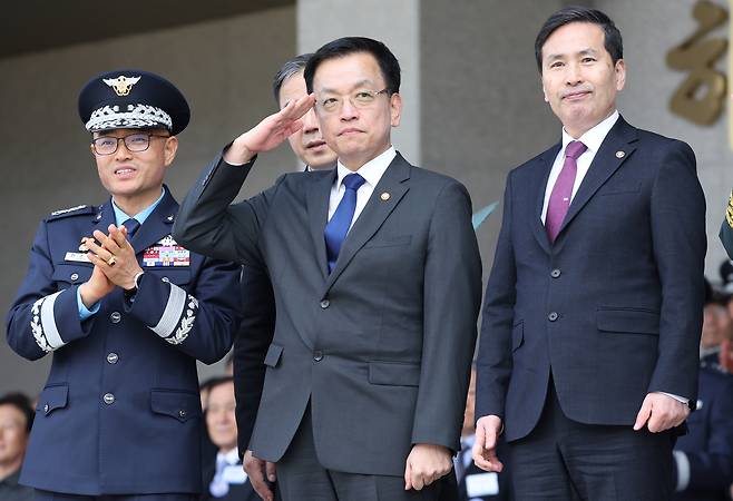 한덕수 대통령 권한대행 국무총리가 1일 사퇴하면서 대한민국 군통수권은 또다시 최상목 경제부총리 겸 기획재정부 장관에게 넘어가게 됐다. 최 부총리가 청주 공군사관학교에서 열린 제72기 졸업 및 임관식에서 임관한 신임 공군 소위들과 재학생 생도들의 분열에 거수경례를 하는 모습. [연합]