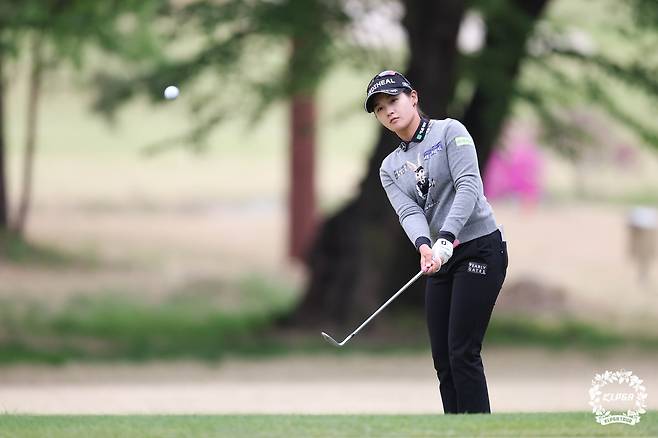 박현경이 1일 경기도 양주시 레이크우드 컨트리클럽에서 열린 2025시즌 첫 메이저 대회인 크리스에프앤씨 제47회 KLPGA 챔피언십 1라운드에서 10번홀 칩샷을 하고 있다.    [KLPGA 제공]