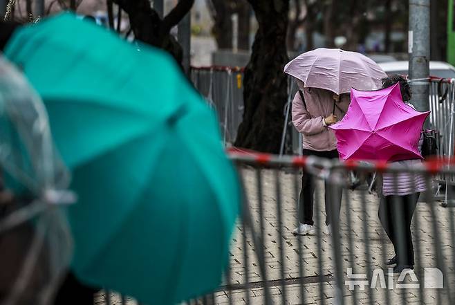 [서울=뉴시스] 정병혁 기자 = 서울 시내에 강풍을 동반한 우박이 내린 13일 서울 영등포구 여의서로에서 시민들이 쓴 우산이 강풍에 뒤집히고 있다. 2025.04.13. jhope@newsis.com