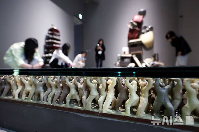 [서울=뉴시스] 박진희 기자 = 국립현대미술관은 30일 서울 종로구 국립현대미술관 서울에서 MMCA 서울 상설전 '한국현대미술 하이라이트' 언론공개회를 갖고 서도호 작가의 작품 '바닥'을 소개하고 있다. 이번 전시는 서울관 개관 이래 대표 소장품만을 선보이는 첫 상설전이다. 2025.04.30. pak7130@newsis.com