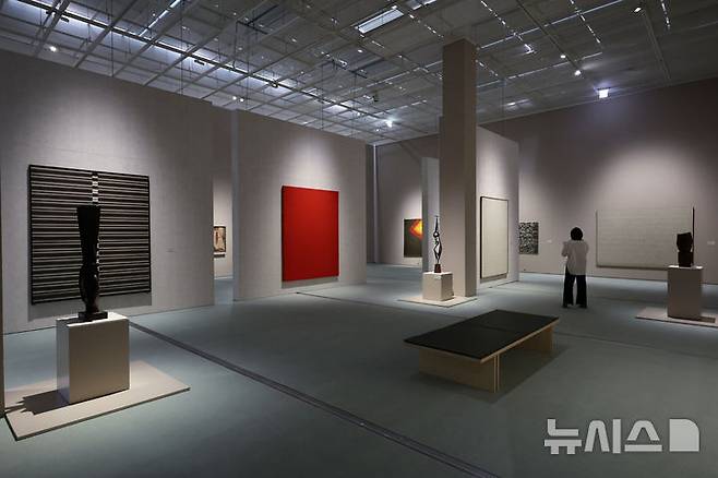 [서울=뉴시스] 박진희 기자 = 국립현대미술관은 30일 서울 종로구 국립현대미술관 서울에서 MMCA 서울 상설전 '한국현대미술 하이라이트' 언론공개회를 갖고 이건희컬렉션 9점을 포함하여 1960년대에서 2010년대에 이르는 한국현대미술 대표작 86점을 엄선하여 소개하고 있다. 이번 전시는 서울관 개관 이래 대표 소장품만을 선보이는 첫 상설전이다. 2025.04.30. pak7130@newsis.com