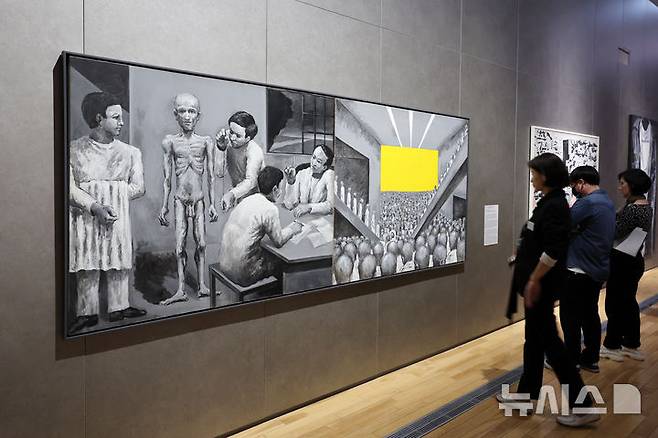 [서울=뉴시스] 박진희 기자 = 국립현대미술관은 30일 서울 종로구 국립현대미술관 서울에서 MMCA 서울 상설전 '한국현대미술 하이라이트' 언론공개회를 갖고 민정기 작가의 작품 ''영화를 보고 만족하는 K씨'(왼쪽)를 소개하고 있다. 이번 전시는 서울관 개관 이래 대표 소장품만을 선보이는 첫 상설전이다. 2025.04.30. pak7130@newsis.com