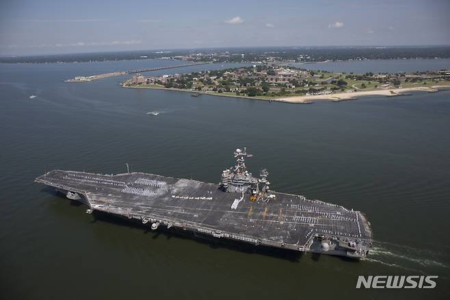 [AP/뉴시스] 미 해군 항공모함 USS 해리 S. 트루먼 호.   미군의 예멘 후티 지역 공습이 3월 15일 이후 격화되면서 후티군은 무인기로 이 항모를 공격해 4월 28일 선상에서 이동 중이던 F/A 전투기가 이를 피하다가 바다에 빠지는 사고가 일어났다. 2025. 05. 01.