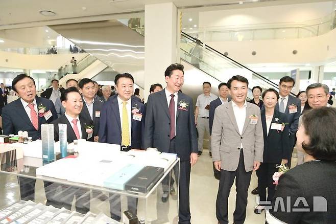 [원주=뉴시스] 이덕화 기자 = 5일 원주의료기기종합지원센터에서 열린 '제20회 강원의료기기전시회(GMES 2024)'에서 김진태 강원특별자치도 도지사, 원강수 원주시장, 한종현 원주의료기기테크노밸리 원장, 허영구 강원의료기기산업협회 회장이 제품 설명을 듣고 있다. 2024.09.05. wonder8768@newsis.com