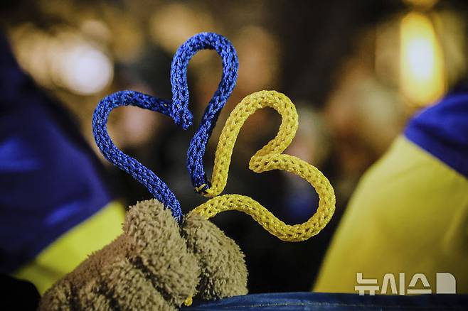 [소피아=AP/뉴시스]  불가리아 소피아에서 올해 2월 24일 러시아의 우크라이나 침공 3주년을 맞아 열린 규탄 집회 참석자가 우크라이나 국기 색의 하트를 손에 들고 있다. 불가리아 국민과 우크라이나 난민들의 연대의지에도 불구하고 불가리아는 심각한 인구감소로 범정부 대책을 논의 중이다. 2025. 05.01.