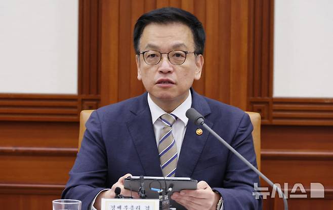 [서울=뉴시스] 김명원 기자 = 사진은 최상목 경제부총리 겸 기획재정부 장관이 지난달 15일 오전 서울 종로구 정부서울청사에서 열린 경제관계장관회의 겸 산업경쟁력강화 관계장관회의에 참석해 발언하고 있는 모습. 2025.04.15. kmx1105@newsis.com